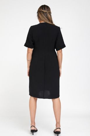 אישה לובשת שמלת הריון בטי שחורה של אבישג ארבל