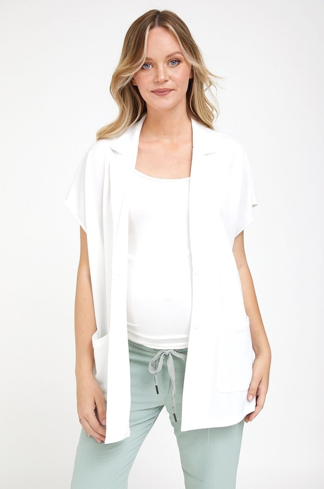 אישה לובשת ז'קט הריון נעמי שמנת של אבישג ארבל