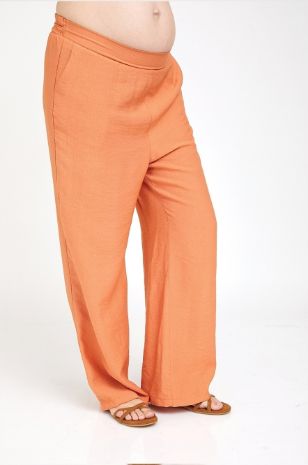 אישה לובשת מכנסי הריון טריסי כתומים