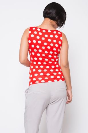 אישה לובשת גופיית מעטפת להריון והנקה אדום נקודות של אבישג ארבל