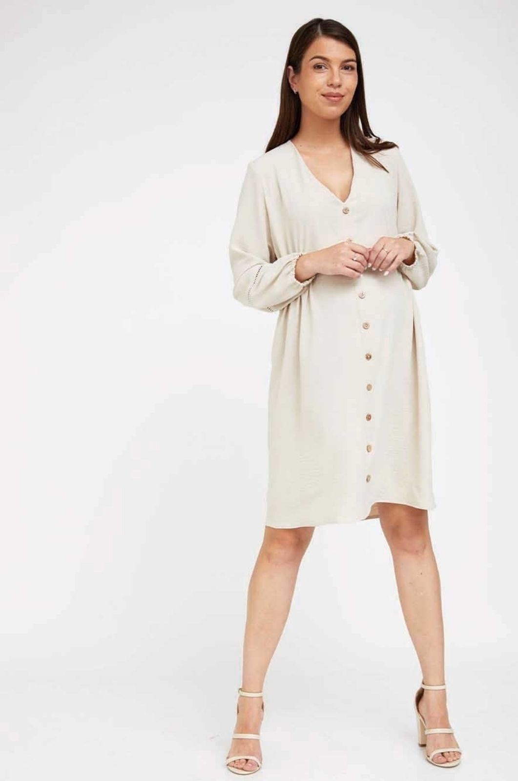 אישה לובשת שמלת הריון בטינה אבן של אבישג ארבל