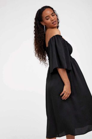 אישה לובשת שמלת הריון פטריס שחורה של אבישג ארבל