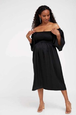 אישה לובשת שמלת הריון פטריס שחורה של אבישג ארבל