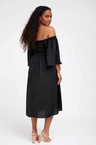 אישה לובשת שמלת הריון פטריס שחורה של אבישג ארבל