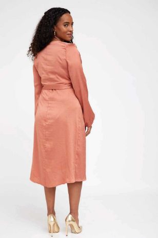 אישה לובשת שמלת מעטפת להריון בל ש.ארוך חמרה של אבישג ארבל	