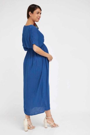 אישה לובשת שמלת הריון מליסה כחול ג'ינס של אבישג ארבל