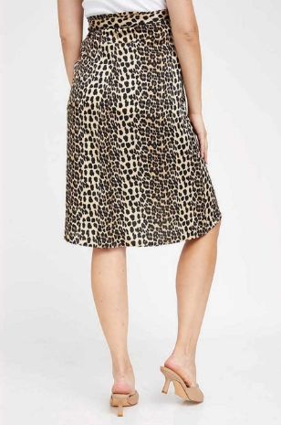 אישה לובשת חצאית הריון מעטפת מנומר של אבישג ארבל