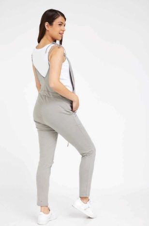 אישה לובשת אוברול רותם של אבישג ארבל