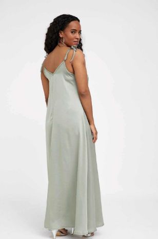 אישה לובשת שמלה ירוקה של אבישג ארבל	