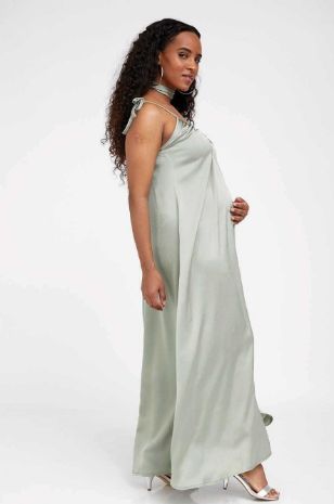 אישה לובשת שמלה ירוקה של אבישג ארבל	