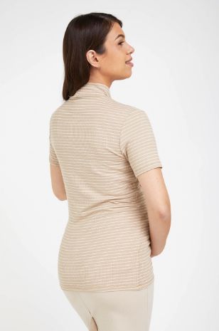 אישה לובשת חולצת גולף להריון ש.קצר בז' פס שמנת