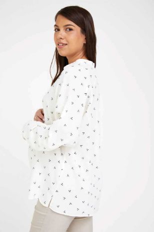 אישה לובשת חולצת הריון ג'ונו הדפס שמנת שחור של אבישג ארבל