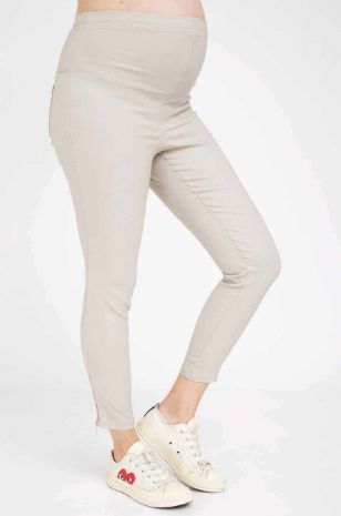 אישה לובשת מכנסי הריון אן שחורים של אבישג ארבל