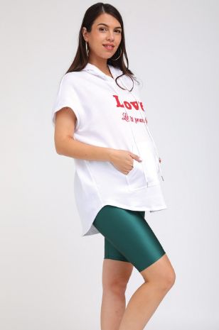 אישה לובשת קפוצ'ון הריון LOVE YOURSELF לבן של אבישג ארבל	