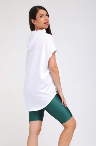 אישה לובשת קפוצ'ון הריון LOVE YOURSELF לבן של אבישג ארבל	