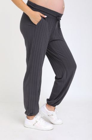 אישה לובשת מכנסי הריון קסניה אפור פלדה של אבישג ארבל	