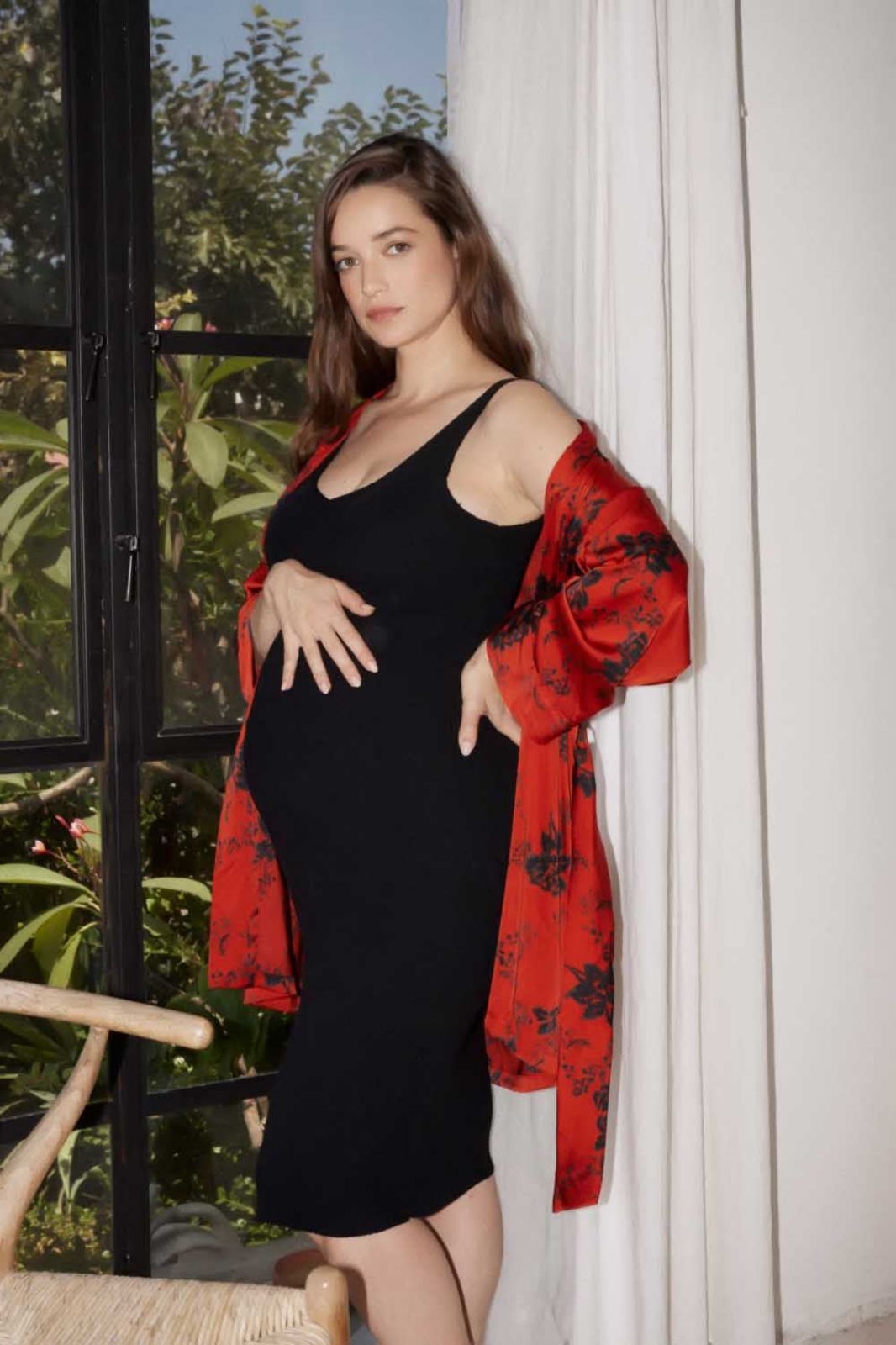 אישה לובשת קימונו הריון אדום	