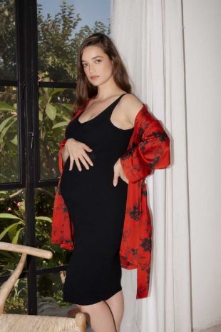 אישה לובשת קימונו הריון אדום	