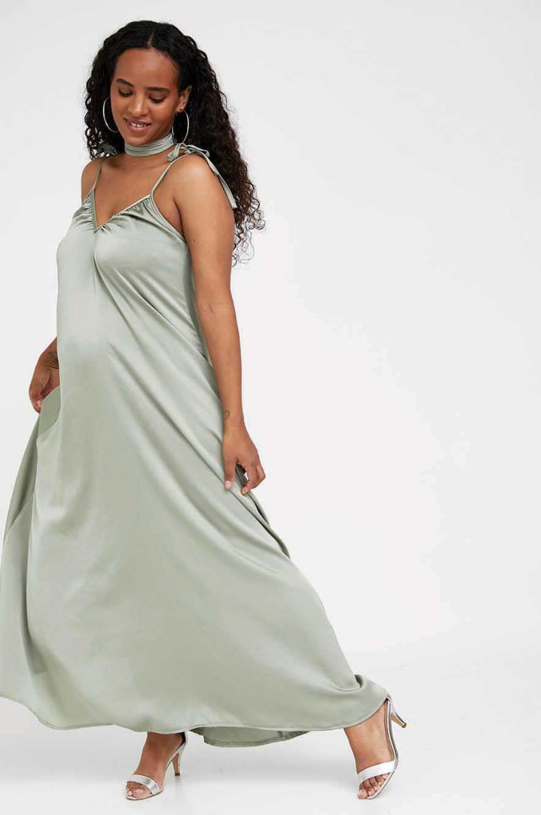 אישה לובשת שמלה ירוקה של אבישג ארבל	