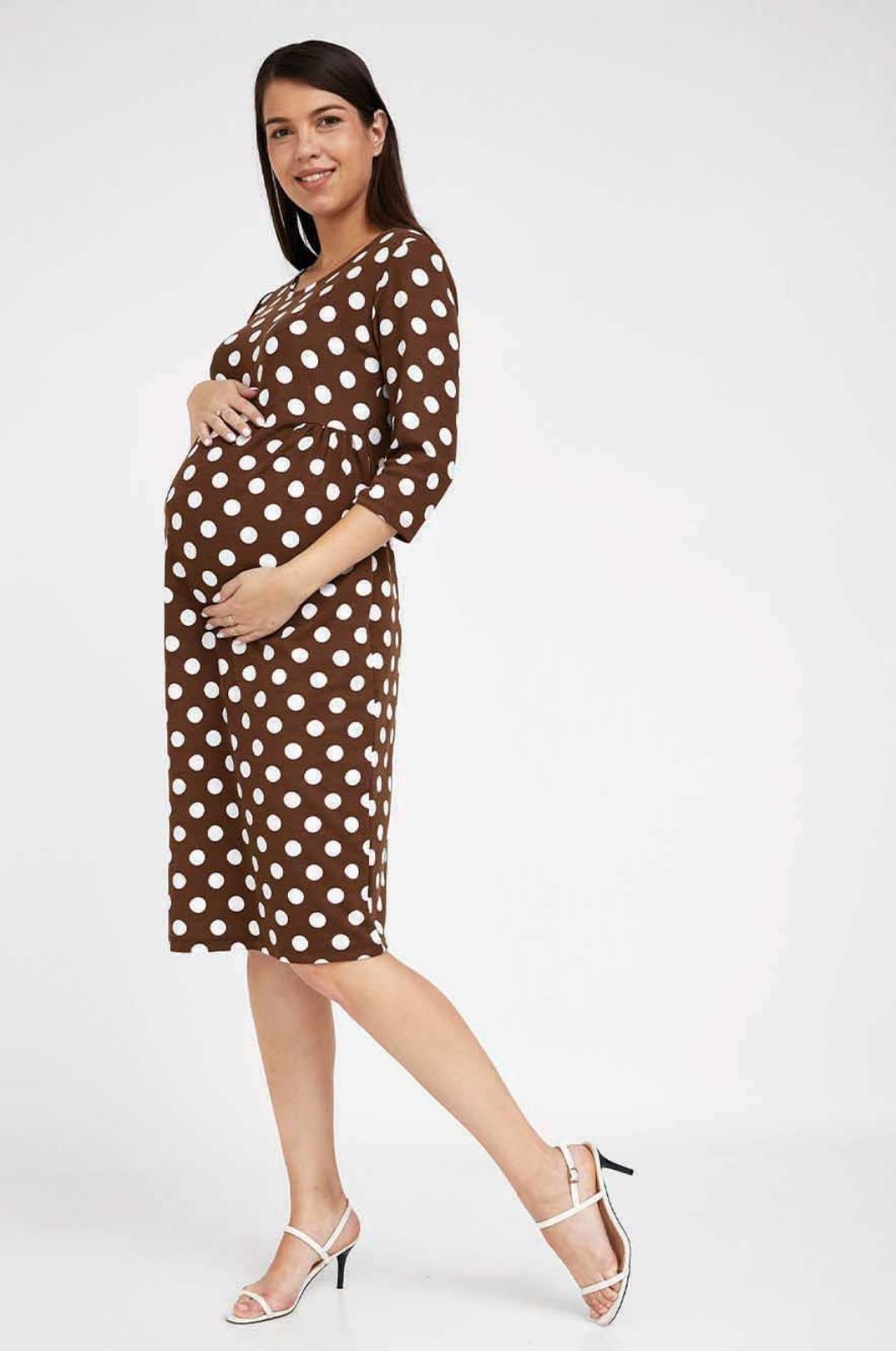 אישה לובשת שמלת הריון אלודי חום עיגול שמנת של אבישג ארבל	