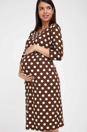 אישה לובשת שמלת הריון אלודי חום עיגול שמנת של אבישג ארבל	