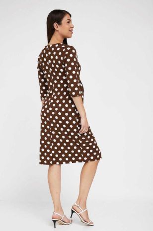 אישה לובשת שמלת הריון אלודי חום עיגול שמנת של אבישג ארבל	