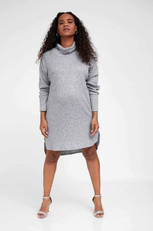 אישה לובשת שמלת טוניקה להריון מרגו ריב שחור לורקס	