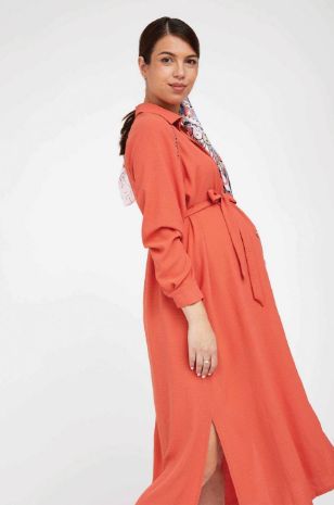 אישה לובשת שמלת חמרה של אבישג ארבל	