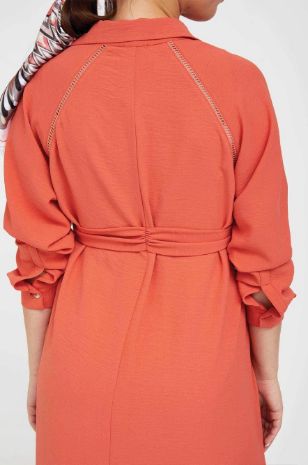 אישה לובשת שמלת חמרה של אבישג ארבל	