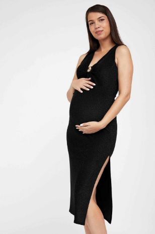 אישה לובשת שמלת הריון כריסי שחורה	