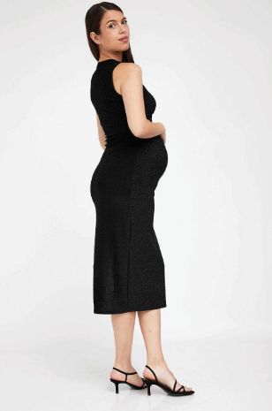 אישה לובשת שמלת הריון כריסי שחורה	