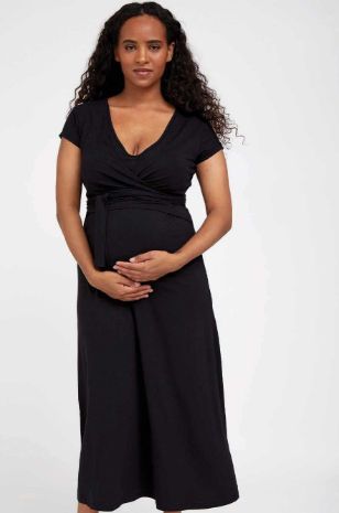 אישה לובשת שמלת הנקה פטי שחורה