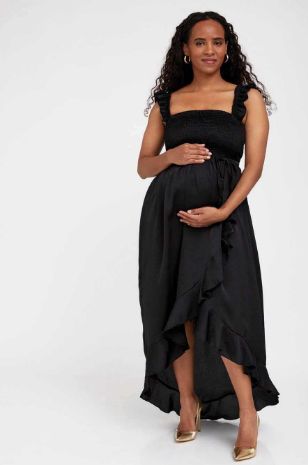 אישה לובשת שמלה שחורה של אבישג ארבל	