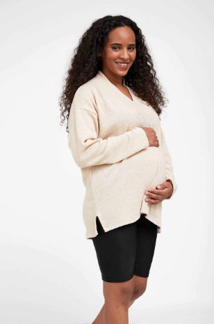 אישה לובשת סריג הריון יוליה חול של אבישג ארבל	