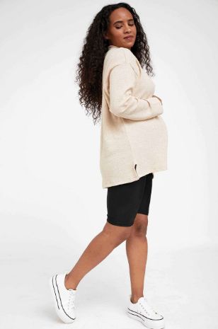 אישה לובשת סריג הריון יוליה חול של אבישג ארבל	