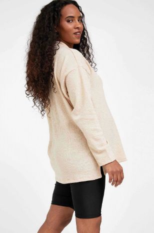 אישה לובשת סריג הריון יוליה חול של אבישג ארבל	