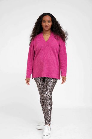 אישה לובשת סריג הריון יוליה חול של אבישג ארבל	