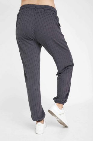 אישה לובשת מכנסי הריון קסניה אפור פלדה של אבישג ארבל	