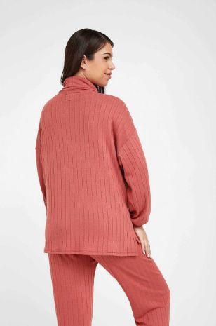 אישה לובשת טופ הריון קסניה בריק של אבישג ארבל	