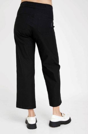 אישה לובשת מכנס להריון אדריאן שחור	