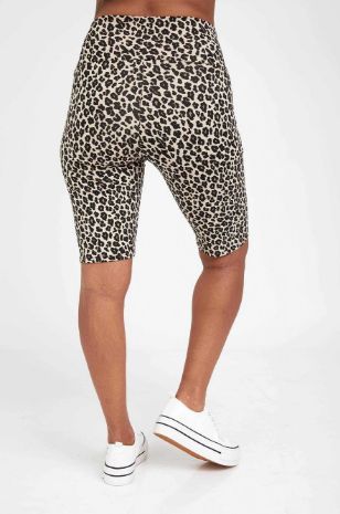 אישה לובשת טייץ בייקר להריון מודפס מנומר בז'	