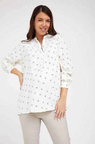 אישה לובשת חולצת הריון ג'ונו הדפס שמנת שחור	