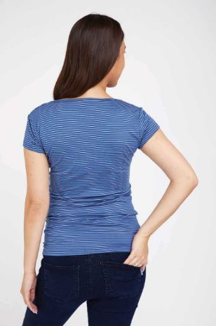 אישה לובשת חולצת הנקה של אבישג ארבל	