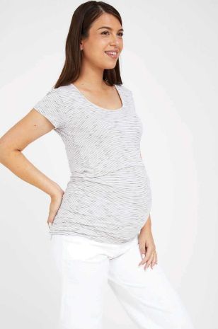 אישה לובשת חולצת הנקה של אבישג ארבל	