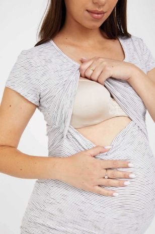 אישה לובשת חולצת הנקה של אבישג ארבל