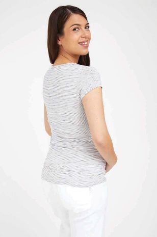 אישה לובשת חולצת הנקה של אבישג ארבל