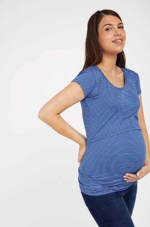 אישה לובשת חולצת הנקה של אבישג ארבל