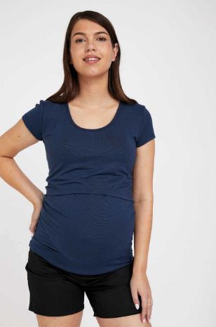 אישה לובשת חולצת הריון והנקה בייבי גרו פסים נייבי שחור של אבישג ארבל