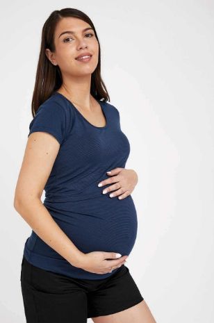 אישה לובשת חולצת הריון והנקה בייבי גרו פסים נייבי שחור של אבישג ארבל