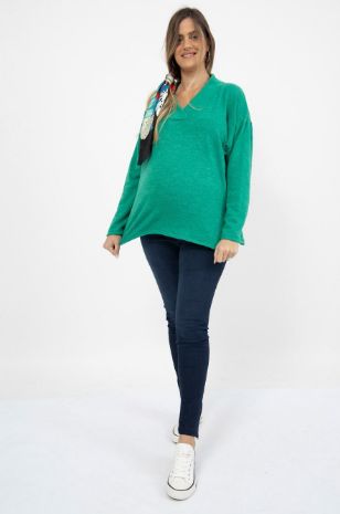 אישה לובשת סריג הריון יוליה חול של אבישג ארבל	